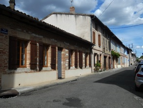 MAUBEC 
charmant petit bourg entour&eacute; de remparts