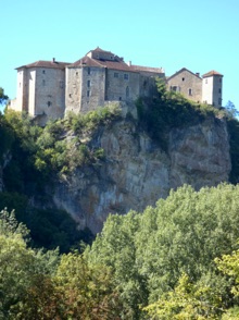 ses deux ch&acirc;teaux qui s'&eacute;l&egrave;vent &agrave; 100m de haut au ras de la falaise