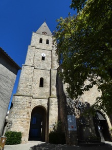 Eglise Sainte Corneille  du XIVe avec son clocher fortifi&eacute; du XVIIIe