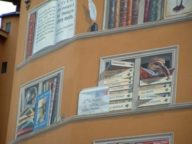 près de 500 livres recouvrent les murs de cet immeuble ! près de 500 livres recouvrent les murs de cet immeuble !