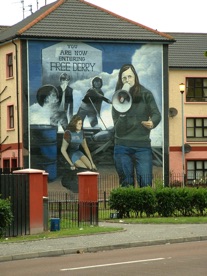IRLANDE - Derry
Battle for the Bogside avec Bernadette Devlin au mégaphone IRLANDE - Derry
Battle for the Bogside avec Bernadette Devlin au mégaphone