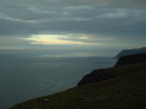 et son rocher qui surplombe l'oc&eacute;an glacial arctique