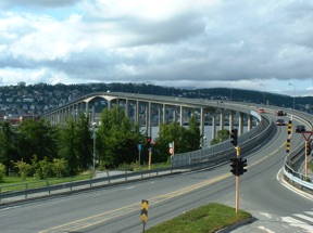 grand pont &agrave; haubans jet&eacute; sur le fjord