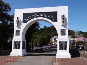ROTORUA : visite d'un village maori toujours habit&eacute;