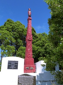 M&eacute;morial pour Maggie Papakura arriv&eacute;e ici en 1350