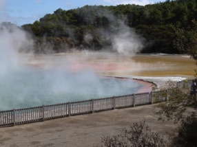 Champagne Pool : 65 m de diam&egrave;tre et  2 m de profondeur. La temp&eacute;rature &agrave; la surface est de 74&deg; .....