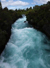 HUKA FALLS qui d&eacute;valent depuis un promontoire de 11 m