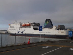 le ferry nous attend pour une croisi&egrave;re de 3H environ pour regagner l'Ile du Sud ....