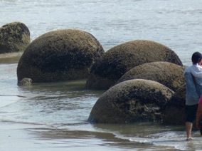 dont les rochers sph&eacute;riques &eacute;parpill&eacute;s sur la plage sont l'attraction