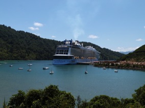 un bateau de croisi&egrave;re dans un coin de la rade