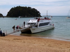 KAITERITERI : d&eacute;part en croisi&egrave;re le long d'Abel Tasman Park