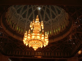 elle poss&egrave;de le plus grand chandelier du monde, serti d'or 24 carats
