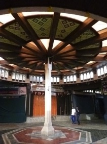 &agrave; l'int&eacute;rieur du souk qui est ferm&eacute; &agrave; cette heure