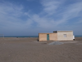installations de p&ecirc;cheurs le long de la plage