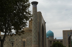 Place de Reguistan entour&eacute;e de trois madrasas imposantes
