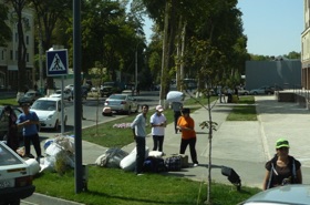 Etudiants attendant un v&eacute;hicule pour aller ramasser le coton