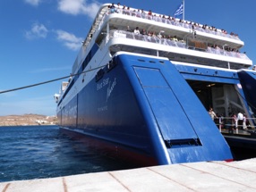 Arriv&eacute;e au port sur l'&icirc;le de Paros