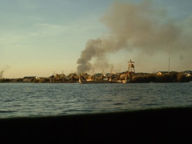 des roseaux br&ucirc;lent sur les &icirc;les des Uros