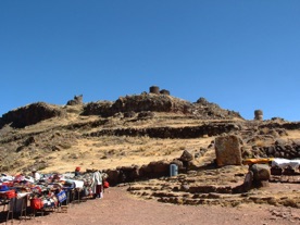 Village de SILLUSTANI avec sa n&eacute;cropole de 45 tours perch&eacute;e &agrave; 4000 m d'altitude