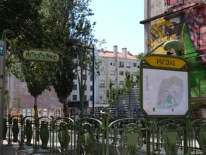 une entrée de métro car il y a 3 lignes qui desservent très bien la ville une entrée de métro car il y a 3 lignes qui desservent très bien la ville