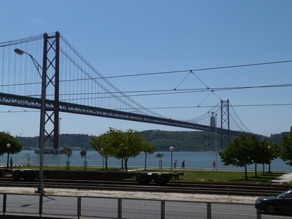 pont du 25 avril et au loin le Christ Roi pont du 25 avril et au loin le Christ Roi