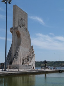 Patrao dos Descobrimentos : caravelle de béton au bord du Tage Patrao dos Descobrimentos : caravelle de béton au bord du Tage