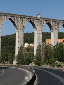 l'aqueduc das Aguas Livres de 60 kms, bâti entre 1729 et 1749 sur ordre de Joao V l'aqueduc das Aguas Livres de 60 kms, bâti entre 1729 et 1749 sur ordre de Joao V