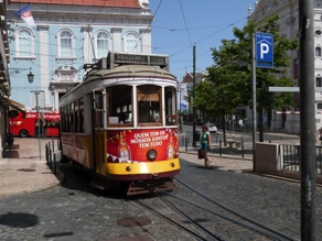 retour à LISBONNE où le tram 28 serpente entre les rues étroites et pentes ! retour à LISBONNE où le tram 28 serpente entre les rues étroites et pentes !