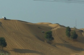 les Emiratis s'amusent toujours &agrave; gravir les dunes avec leurs 4x4!