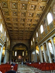 &agrave; l'int&eacute;rieur triple nef orn&eacute;e d'un riche plafond &agrave; caissons Renaissance