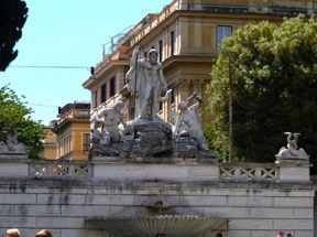 fontaines et statues all&eacute;goriques &agrave; chaque extr&eacute;mit&eacute; de la place