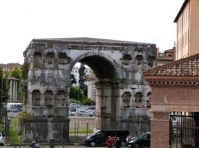 Arc de Janus qui date du IV&egrave;me si&egrave;cle avant JC