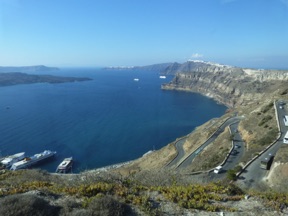 Nous avons quitté le ferry et montons sur les hauteurs de l'île en bus Nous avons quitté le ferry et montons sur les hauteurs de l'île en bus