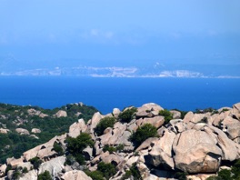 au loin les c&ocirc;tes corses et plus pr&eacute;cis&eacute;ment BONIFACIO