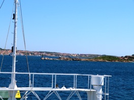 &agrave; bord du ferry qui nous conduit sur l'&icirc;le de la Mddalena et on passe pr&egrave;s de l'ile de San Stefano