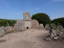 Tombe des g&eacute;ants Sa Ena e Thomes au milieu du maquis