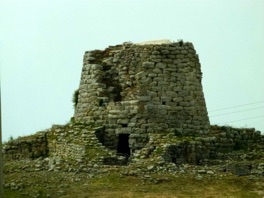 et visite de l'imposant nuraghe appel&eacute; "le g&eacute;ant rouge"
