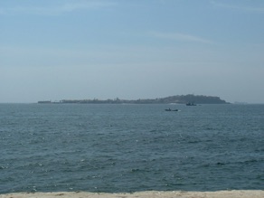 au loin l'Ile de Gor&eacute;e