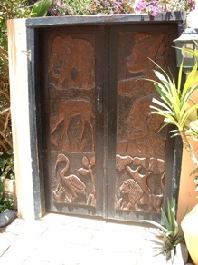 On y trouve de superbes portes en bois sculpt&eacute;