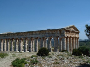 il comporte 36 colonnes doriques et chaque fronton est surmont&eacute; d'un tympan.