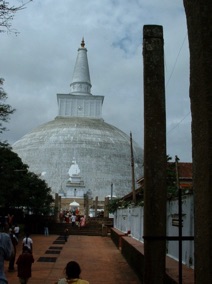 SRI LANKA : ville sainte
d'Anuradhapura
(1982) SRI LANKA : ville sainte
d'Anuradhapura
(1982)