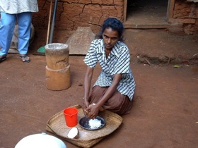 qui nous fait une démonstration de râpage de noix de coco qui nous fait une démonstration de râpage de noix de coco