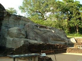 le grand Bouddha couché du Kalu Gal Vitara au visage empreint d'un calme divin mesure 14m de long le grand Bouddha couché du Kalu Gal Vitara au visage empreint d'un calme divin mesure 14m de long