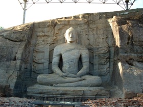 le Bouddha auréolé, haut de 5 m, est en méditation dans une attitude sereine le Bouddha auréolé, haut de 5 m, est en méditation dans une attitude sereine