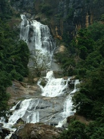 superbe cascade au détour de la route … superbe cascade au détour de la route …