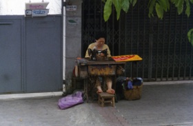 couturi&egrave;re dans la rue