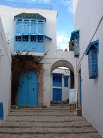 Superbe village dont le bleu domine sur les portes et les fen&ecirc;tres