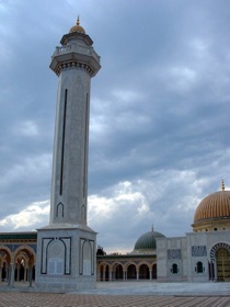 avec un minaret de 25m de haut avec un minaret de 25m de haut
