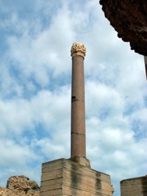 la colonne du frigedarium qui dépasse 15m de haut la colonne du frigedarium qui dépasse 15m de haut