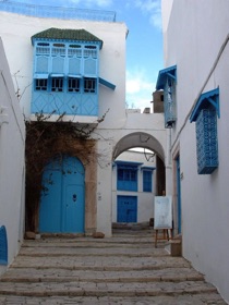 Superbe village dont le bleu domine sur les portes et les fenêtres Superbe village dont le bleu domine sur les portes et les fenêtres